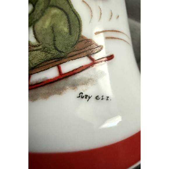 Vintage 1976 Enesco Bell Frog Sledding Suzy’s Zoo Winter Holiday Christmas Ornam - Picture 4 of 7